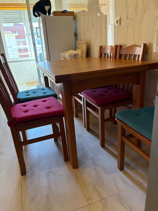 Mesa de jantar extensível de Pinho escurecido e 6 cadeiras