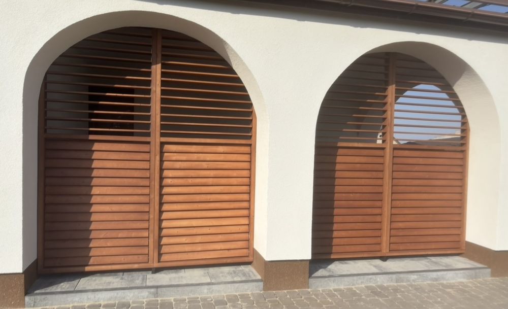 Żaluzje drewniane ruchome deseczki zabudowa tarasów altan i balkonów