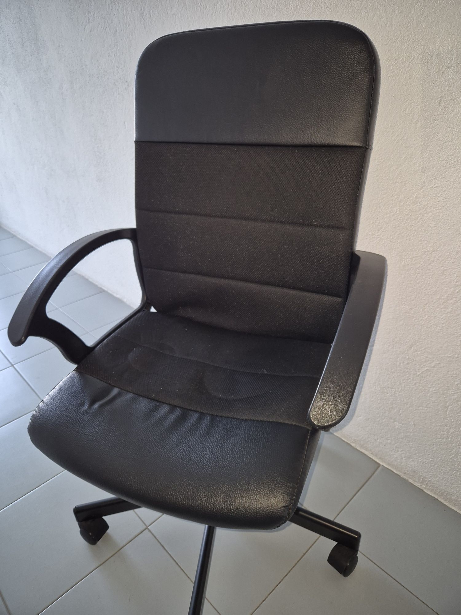 Conjunto secretária e cadeira de escritório