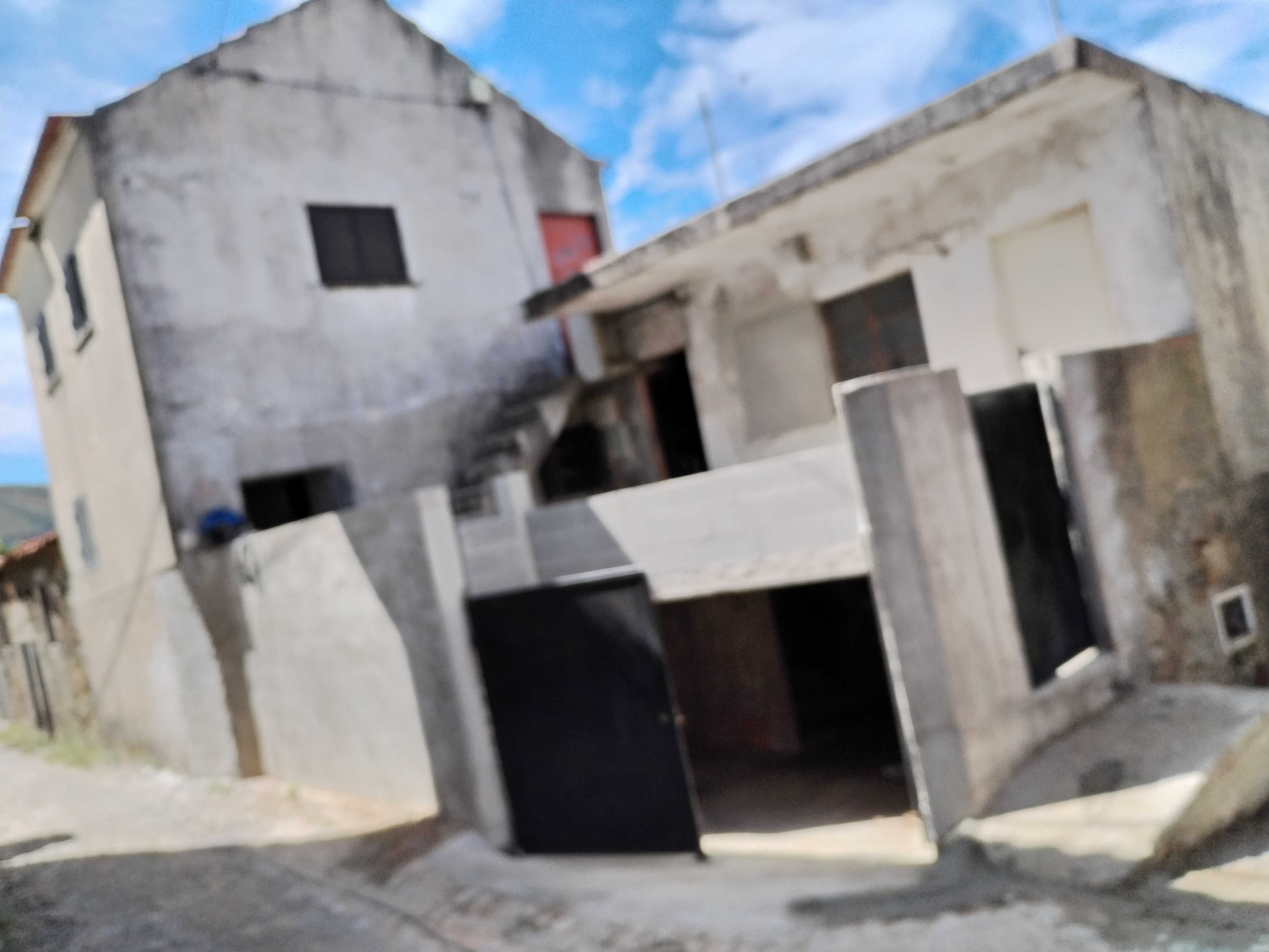 Casa bem cituada vista original com varanda e churrasqueira s