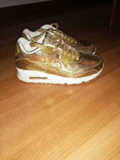 Ténis Nike dourados