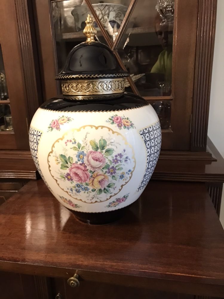 Requintado pote de porcelana de Limoges com aplicações de bronze