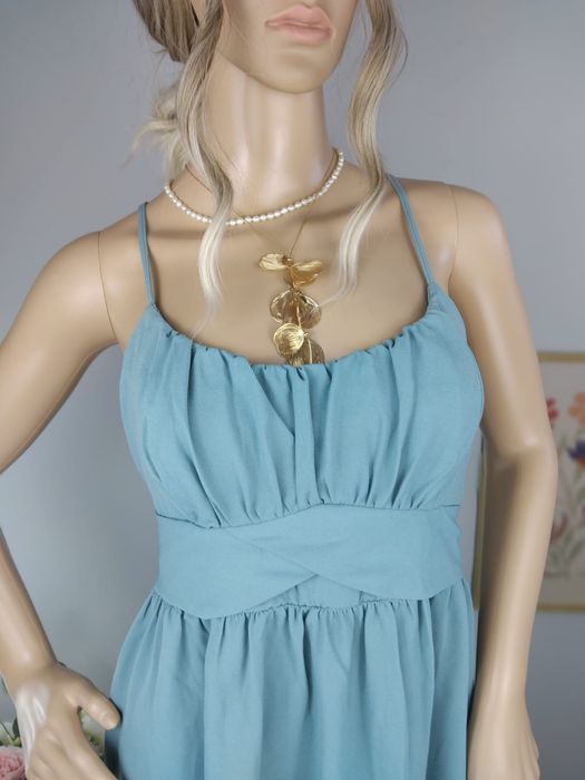 Elegancka sukienka wiązana na plecach rozkloszowana falbany koktajlowa