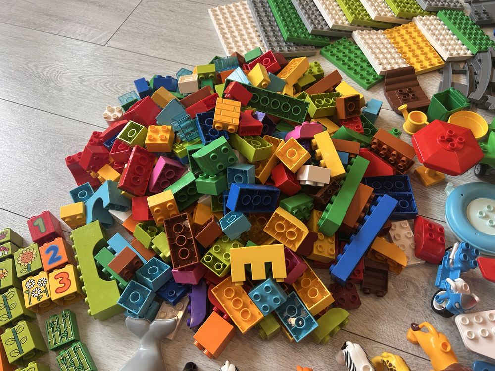 Lego duplo duży zestaw klocków pojazdy ludziki zwierzeta tory duzo el.