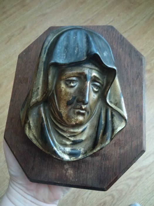 Płaskorzeźba Matka Boska mosiądz na drewnie