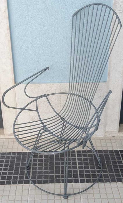 6 cadeiras e 1 mesa artesanais, modelos únicos