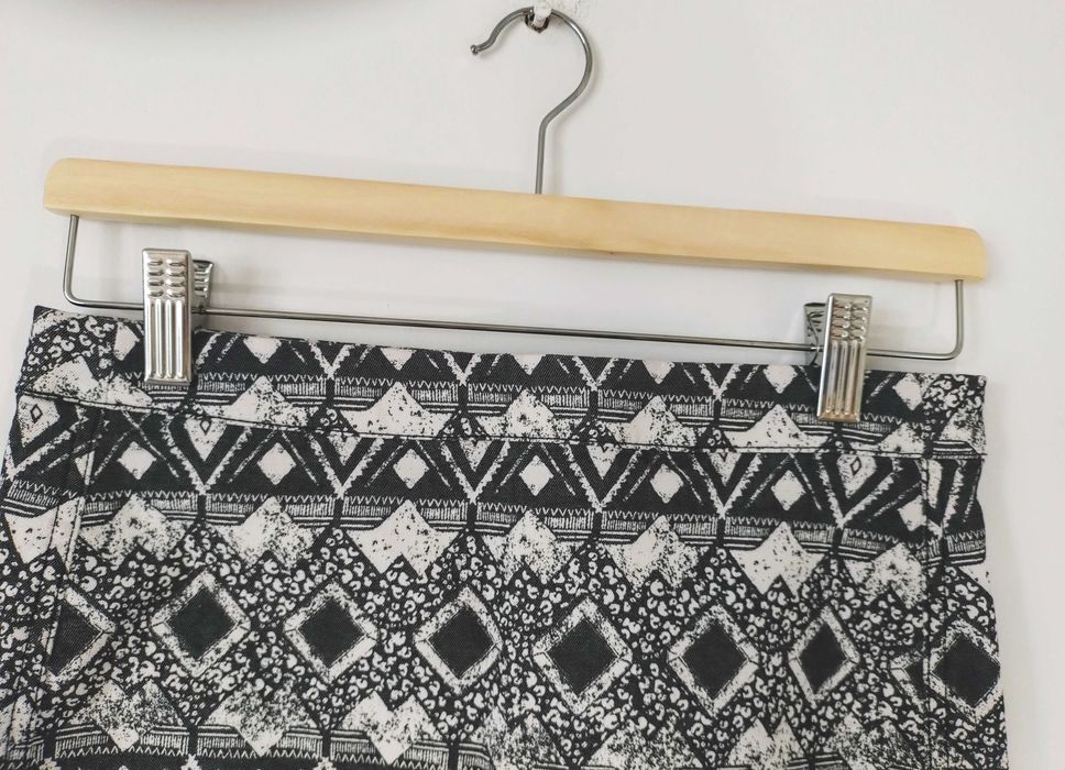 Czarno-biała krótka spódnica H&M azteckie wzory mini aztec 2010s 36 S