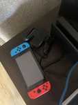 Nintendo Switch + cabos, comandos e bolsa protetora