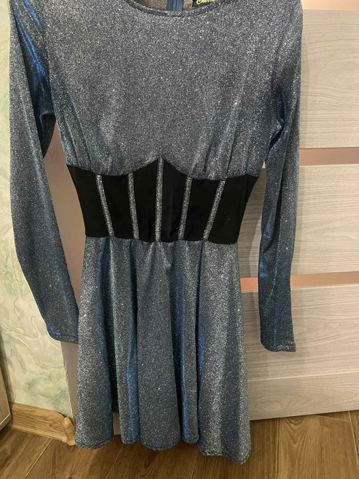 Святкова сукня синього кольору з блискітками