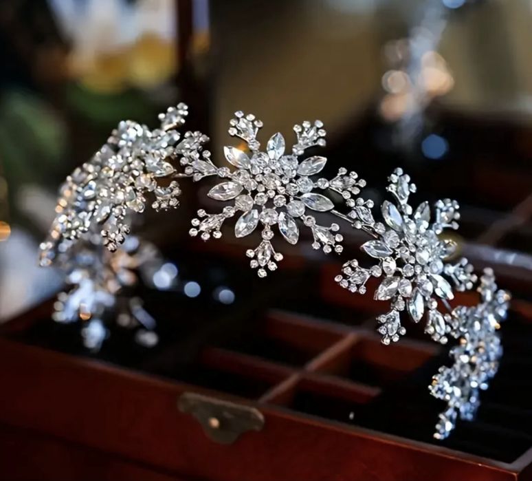 Святковий обруч для волосся з кришталевими сніжинками.
