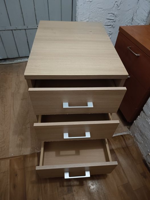 Kontenerek pod biurko, komódka.