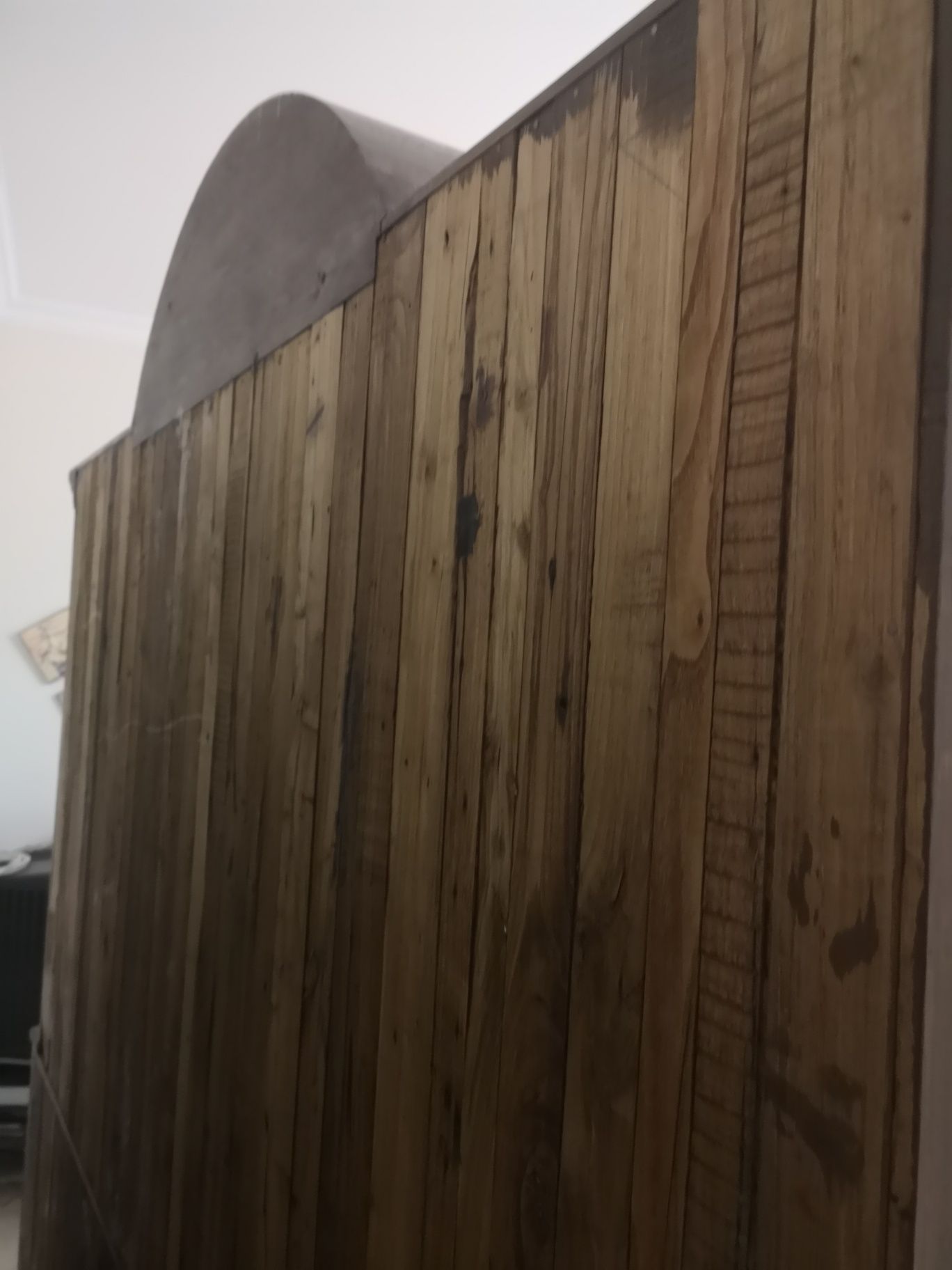 Móvel de sala de jantar, Capela em castanho velho