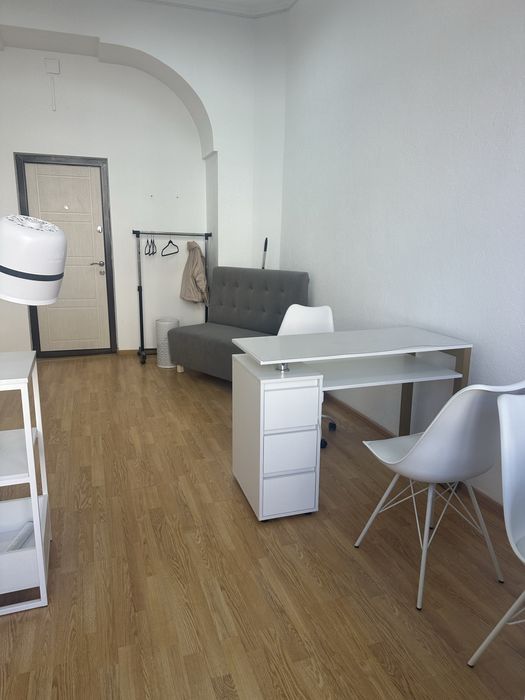 Робочі місця для майстра манікюра/бровиста