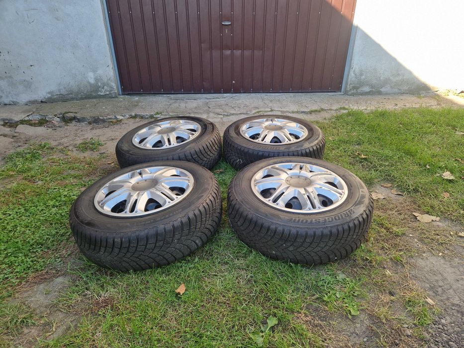 Komplet opon zimowych  BRIDGESTONE 195/65R15 na felgach stalowych