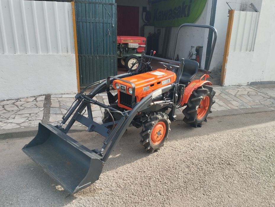Kubota B7001 /// Frontal /// Capinadeira /// Transporte