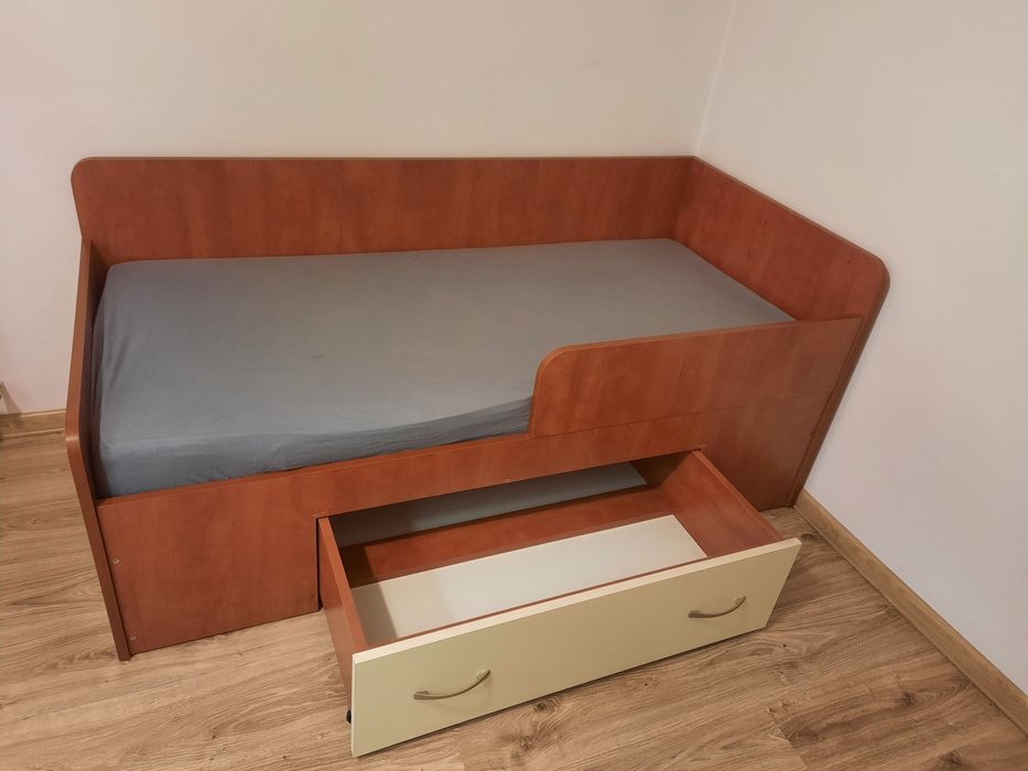 Łóżko dziecięce z boczkami