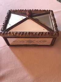 Caixa de madeira com espelhos