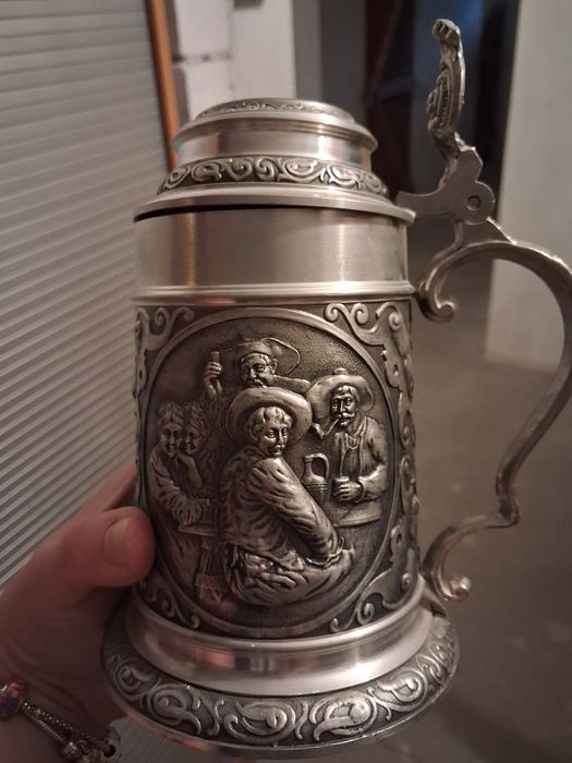 Kufel do piwa ładnie rzeźbiony