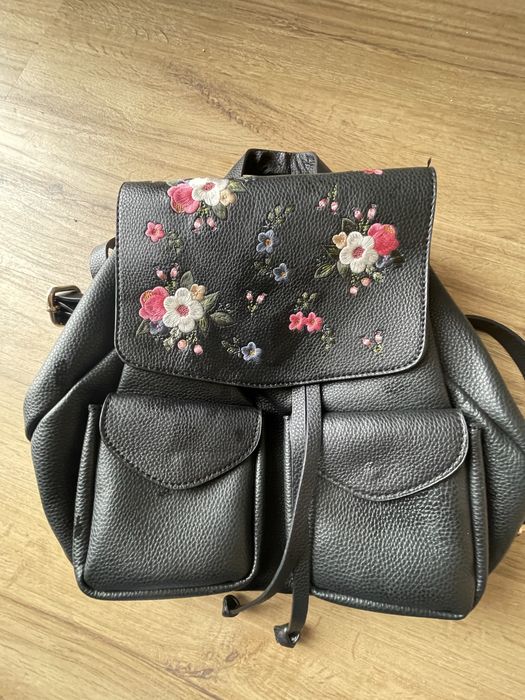 Mala/ Mochila preta com flores