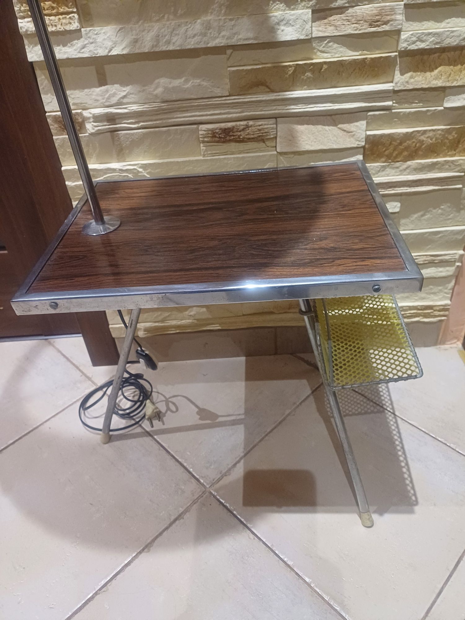 Lampa że stolikiem gazetnik PRL