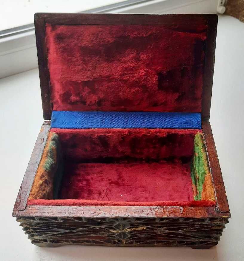 Скринька різьблена дерев'яна антикваріат вінтаж