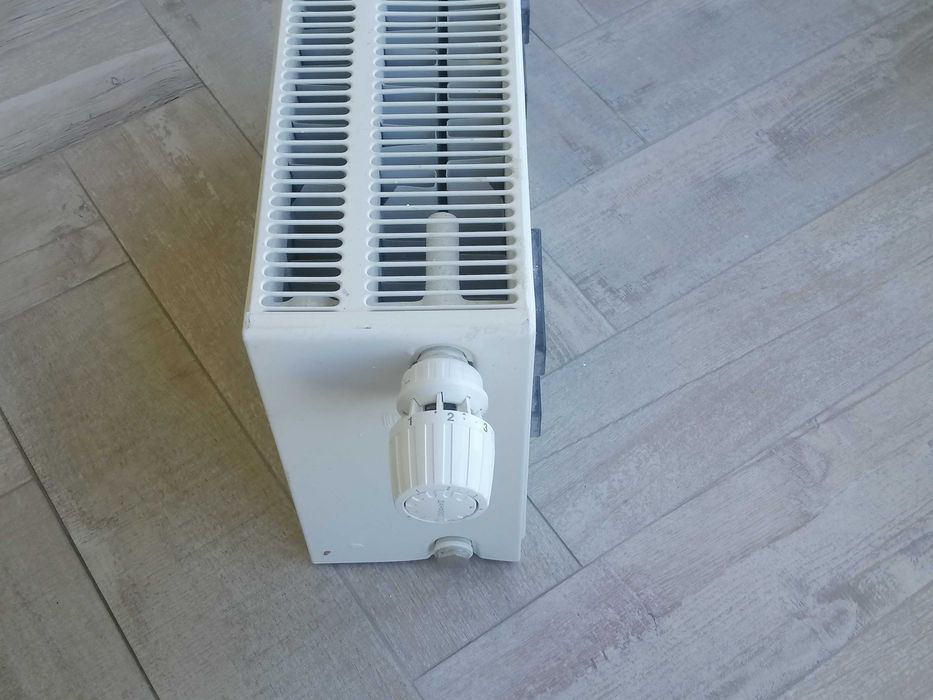 Радиатор стальной- 15см, высота 30 см, длинна 50 см. с термоголовкой.