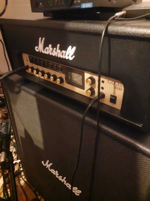 Wzmacniacz gitarowy Marshall CODE 100 kolumna ze wzmacniaczem.