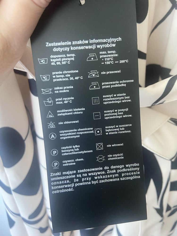 Nowa sukienka z kieszeniami po bokach