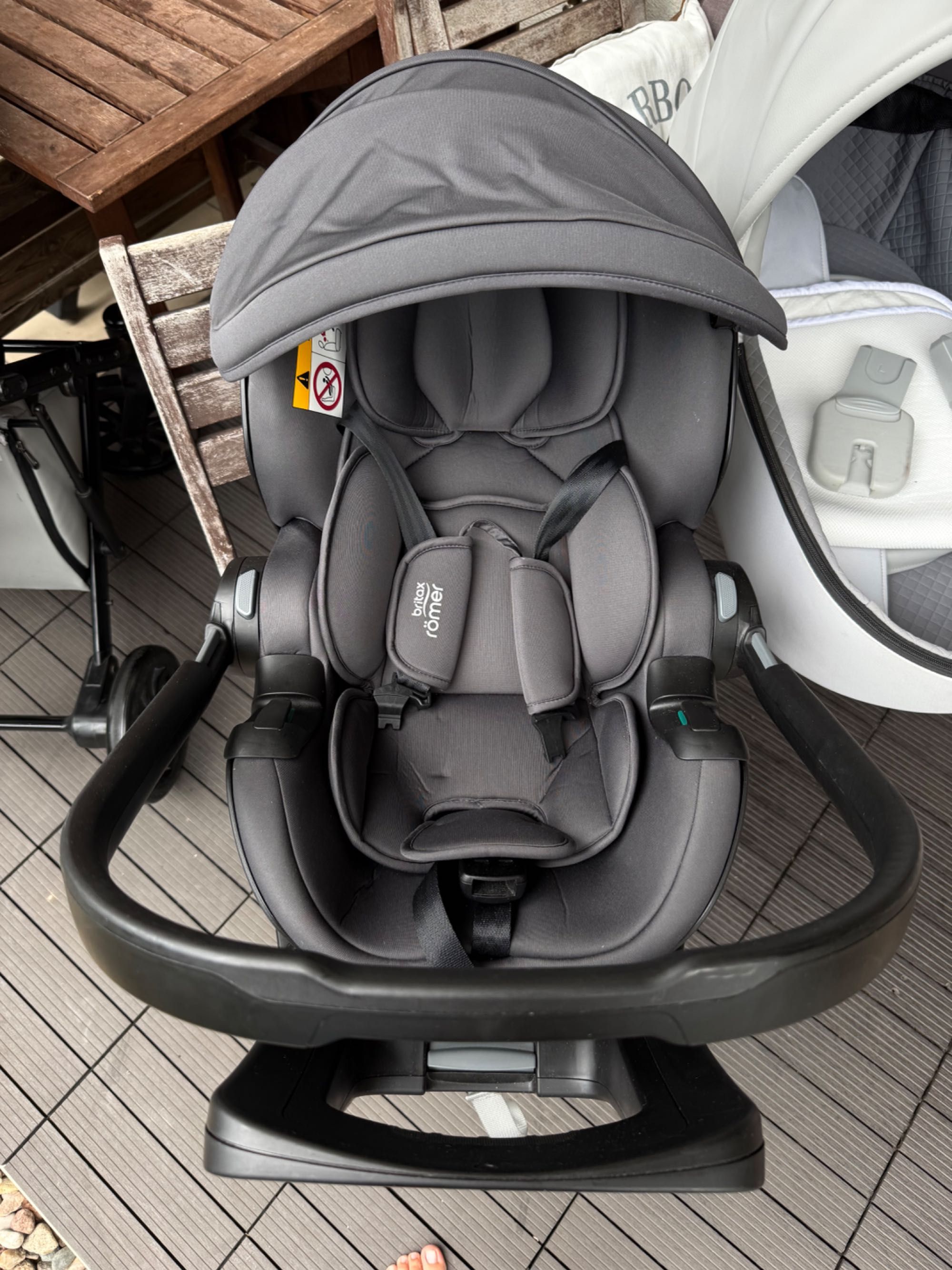 fotelik Britax-Romer Baby-Safe Pro razem z obrotowa baza Vario Base 5Z