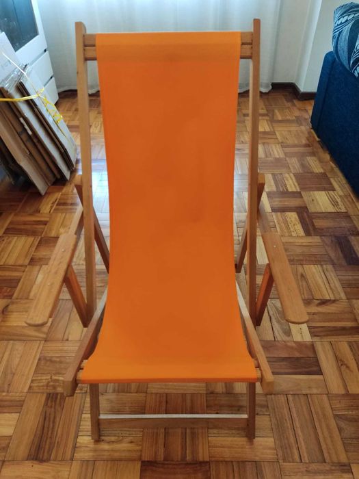 Cadeira de descanso em madeira com encosto em tecido - Novo preço