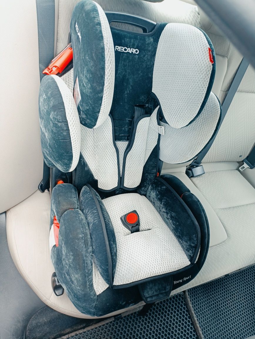 Продам детское автокресло Recaro