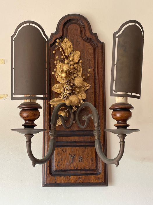 2 apliques de parede bronze e madeira
