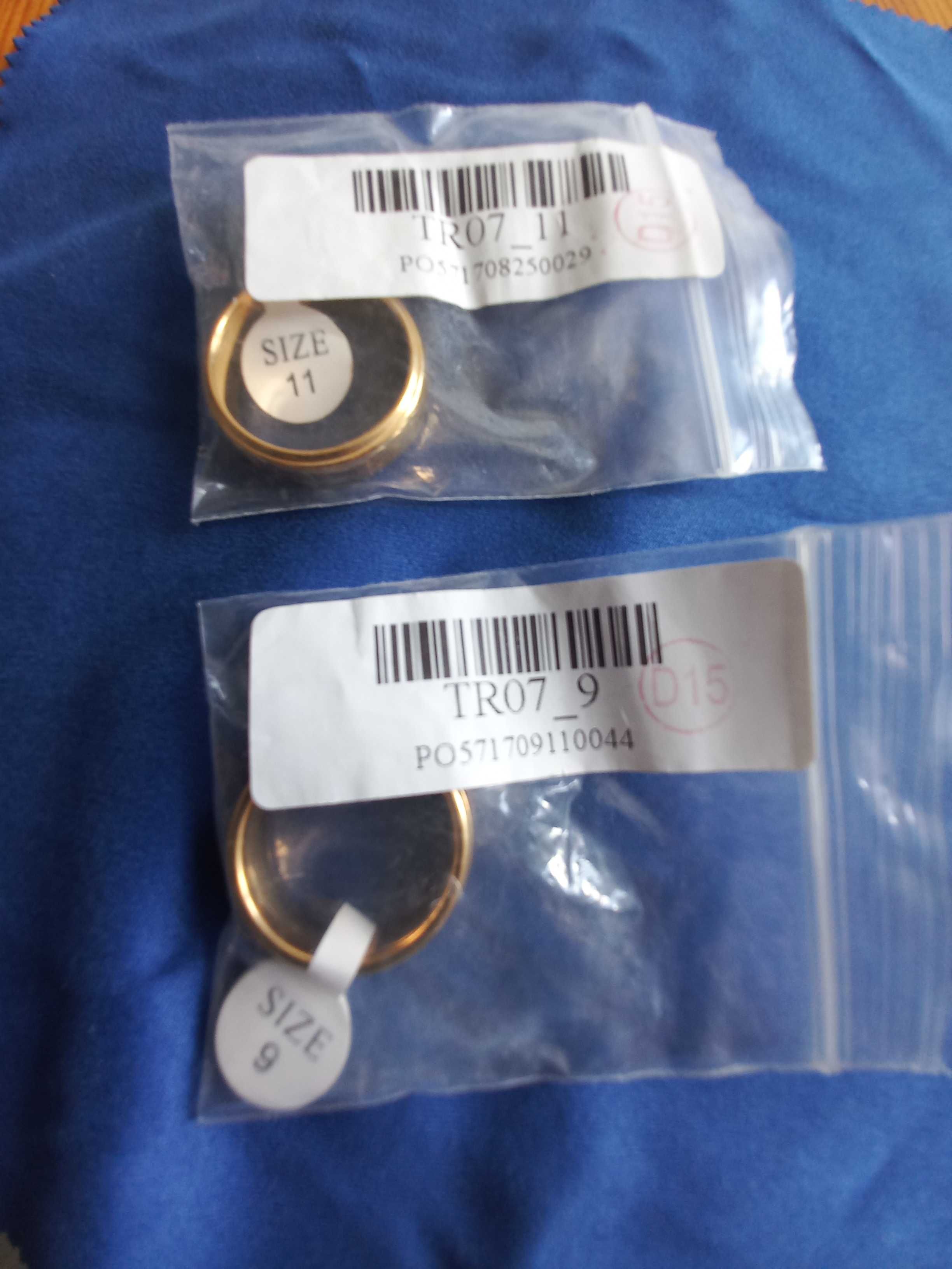 Anéis dourados diâmetros 1,9 cm e 2,1 cm