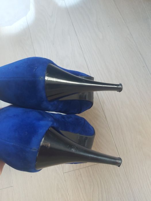 Skorzane kobaltowy buty na wysokim obcasie z lekka platforma/koturna