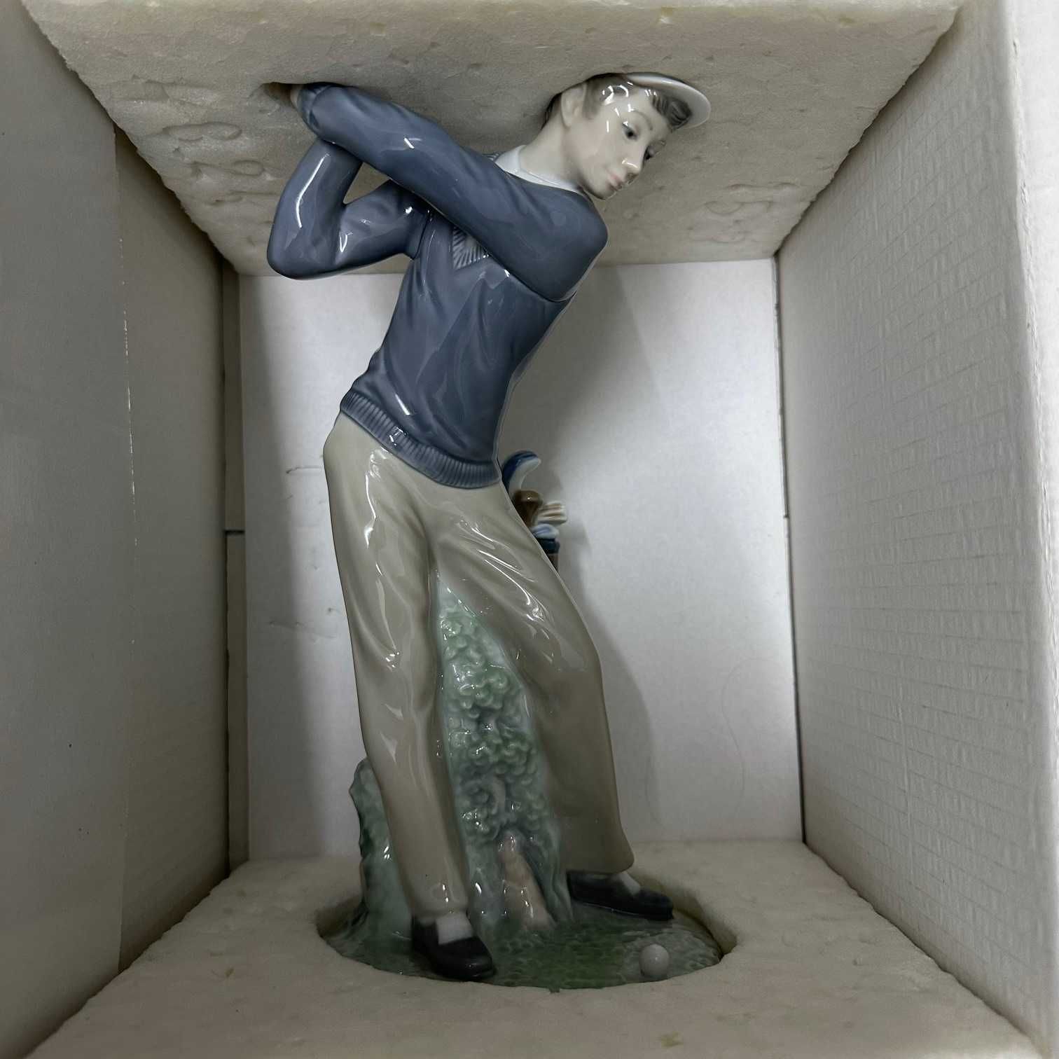 Фарфоровая статуэтка Lladro «Гольфист».