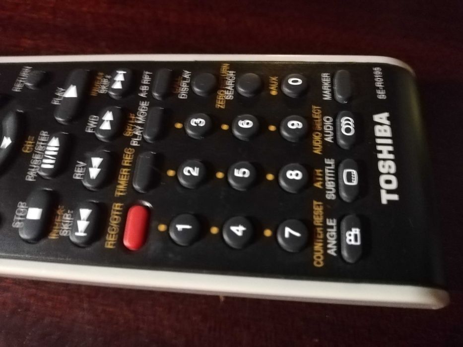 Pilot do wieży muzycznej firmy Toshiba bez baterii.