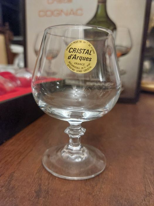 Nowe kryształowe kieliszki do koniaku lub nalewki