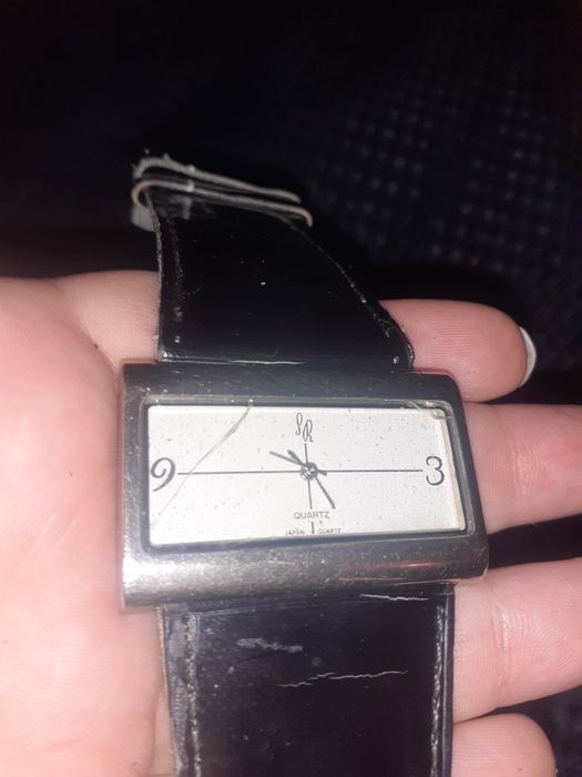 Наручные часы с прямоугольным циферблатом белые