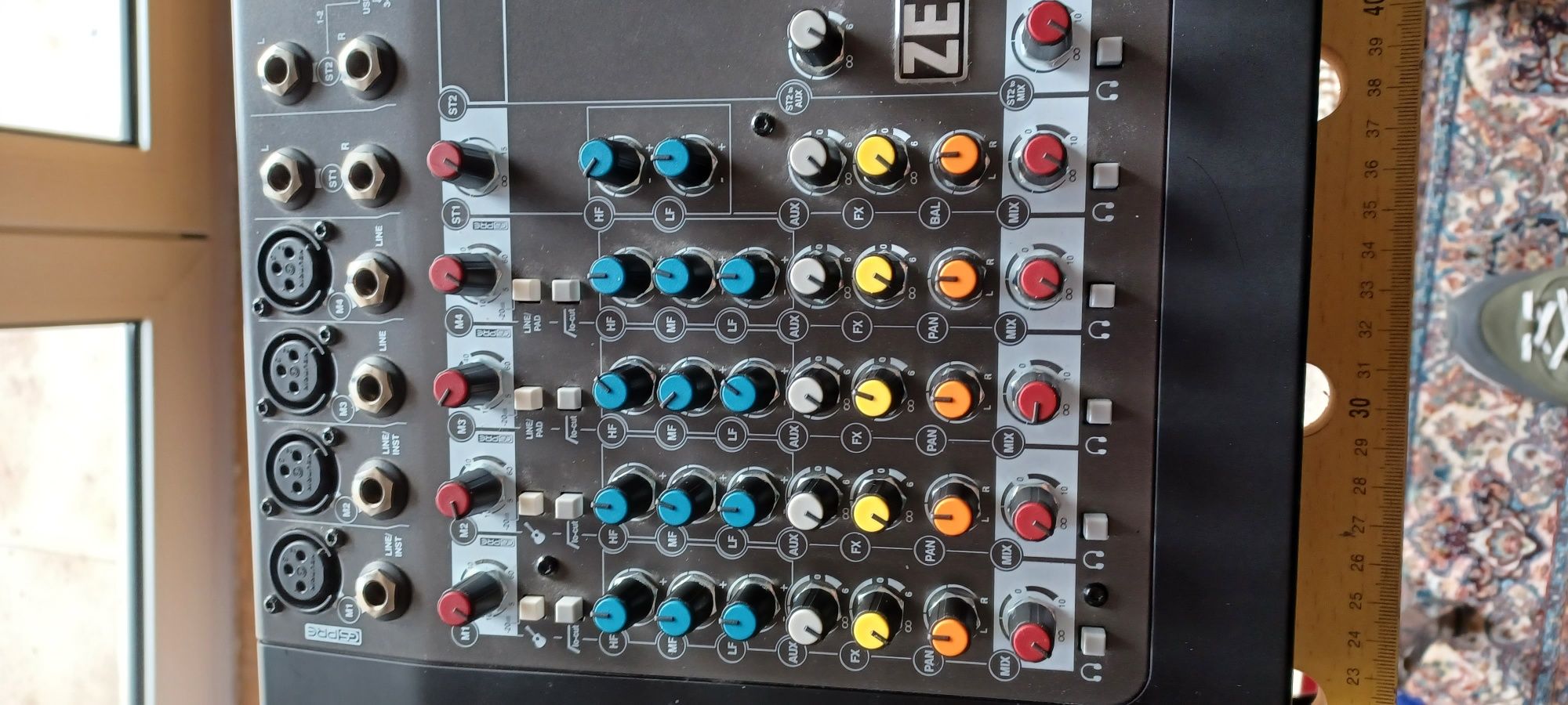 Mesa de Mistura Allen & Heath ZEDi-10