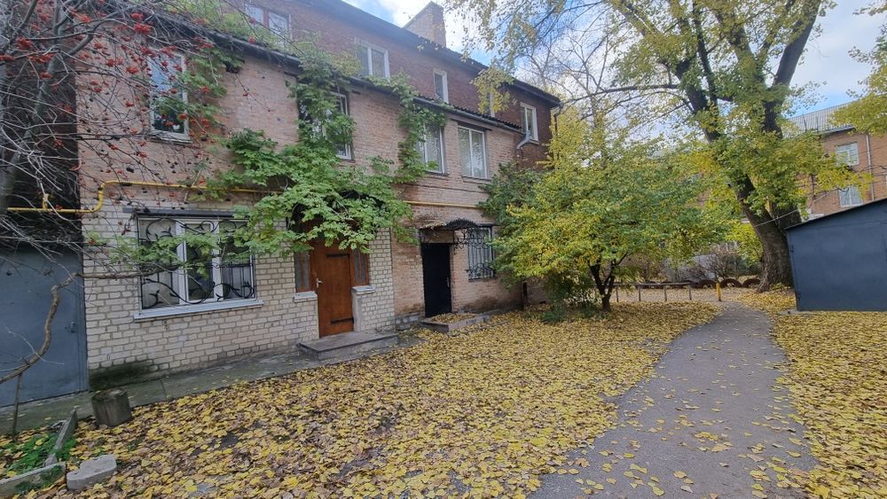 Продам  3 кімнатну квартиру центр окремий вхід 90 м.кв.