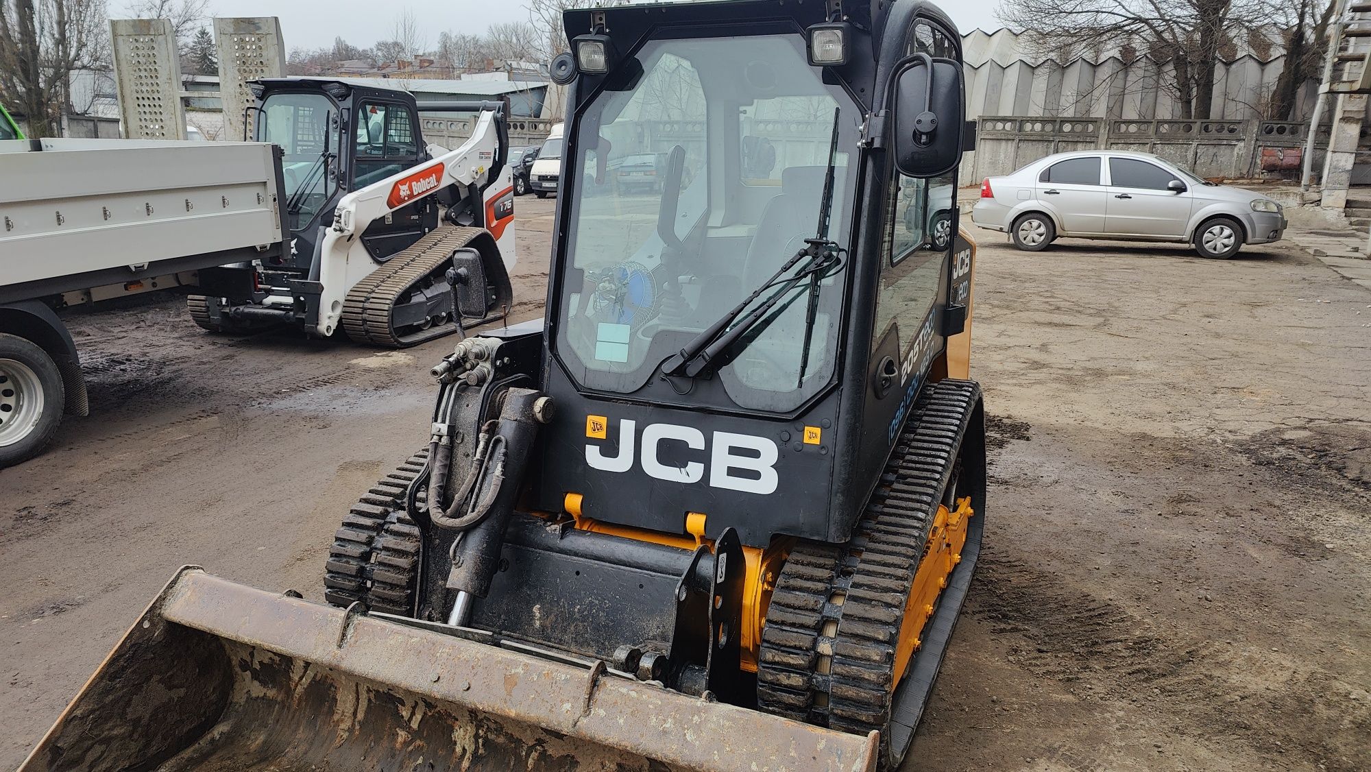 Продам гусеничный мини-погрузчик JCB 205T 2016г