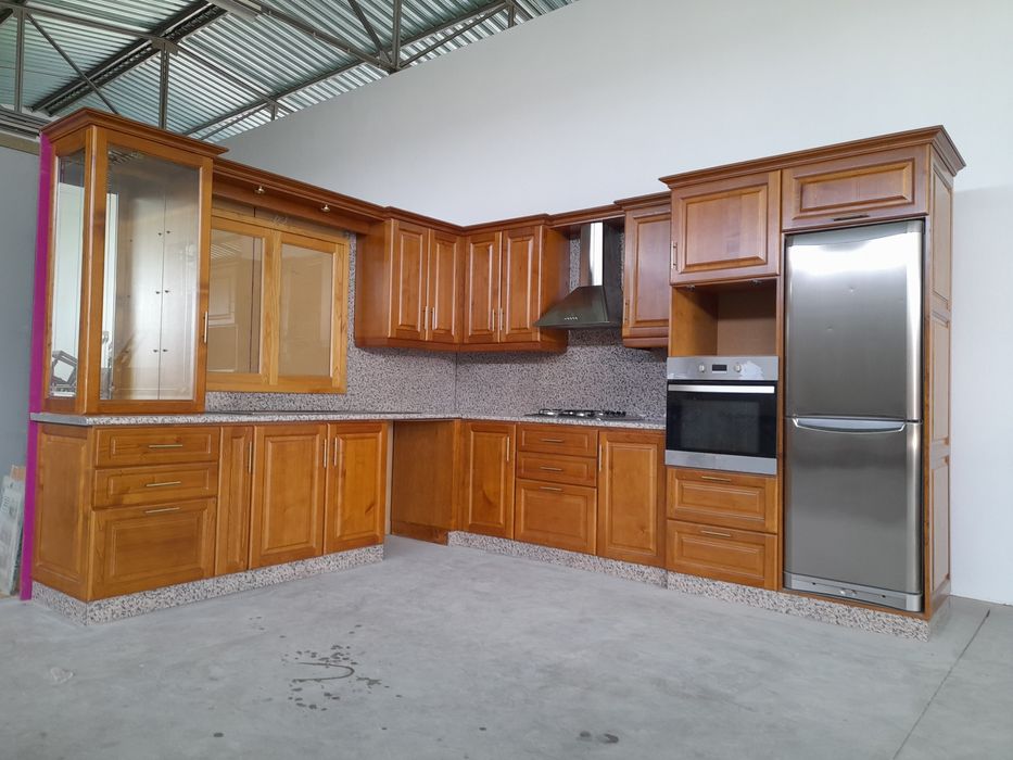 Cozinha em madeira de castanho nova