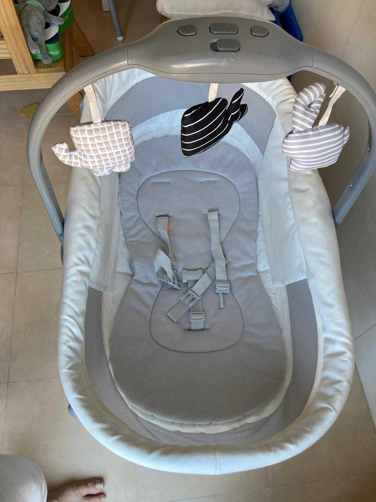 Babyhug branco, com rede de ventilação.