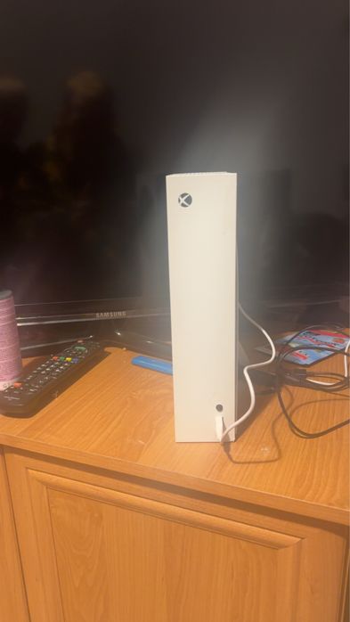 Konsola xbox series s oraz pad i kilka tytułów