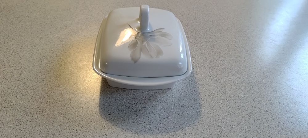 Maselniczka z białej porcelany.