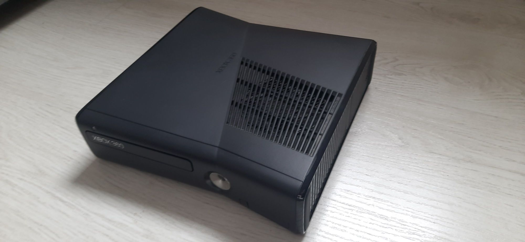 Konsola Xbox 360 z jednym padem plus Kinect - stan idealny

Konsola