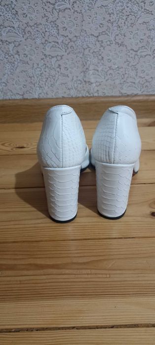 Весільні білі туфлі