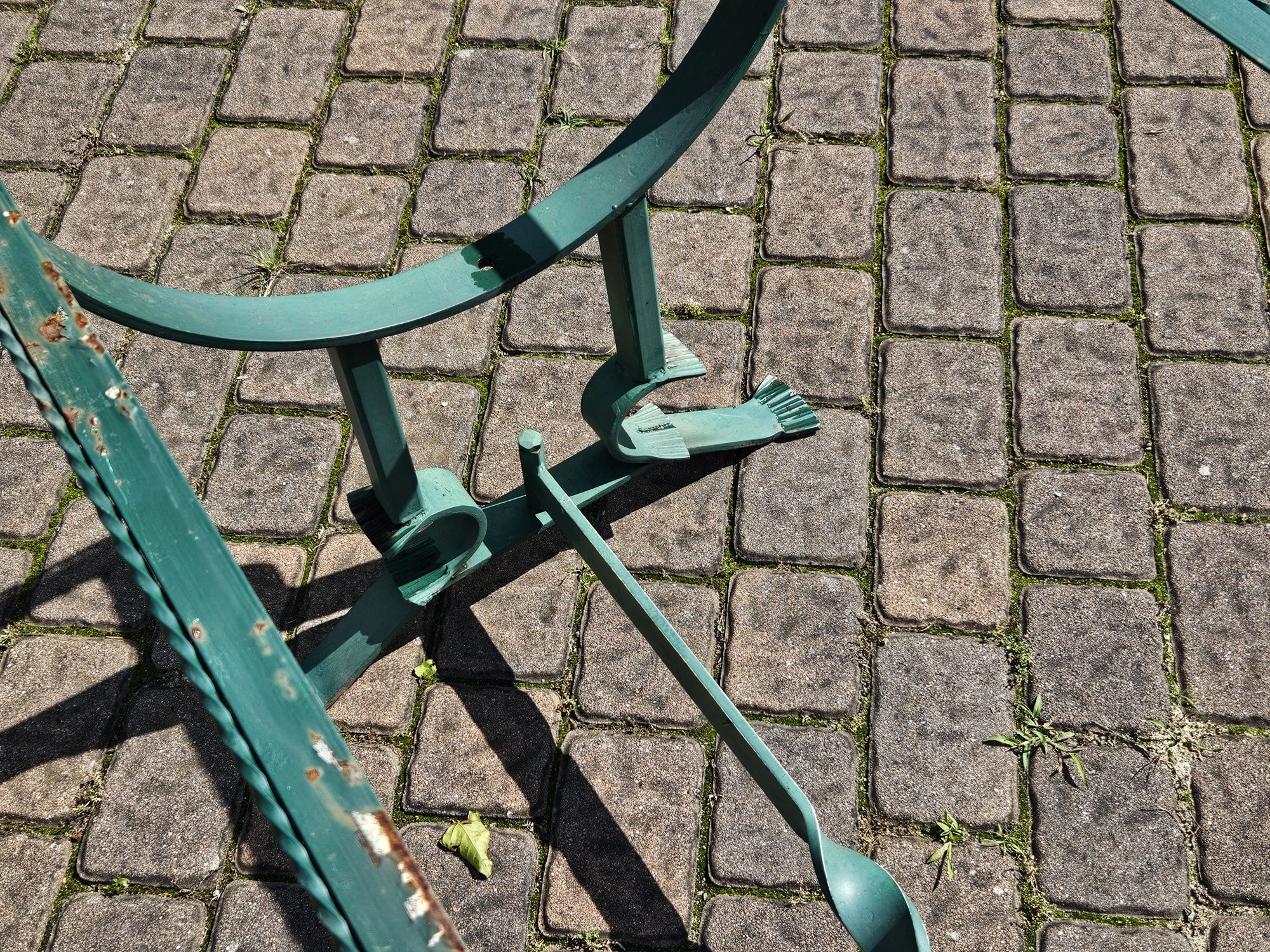 Metalowy masywny stelaż stołu do ogrodu bez blatu .