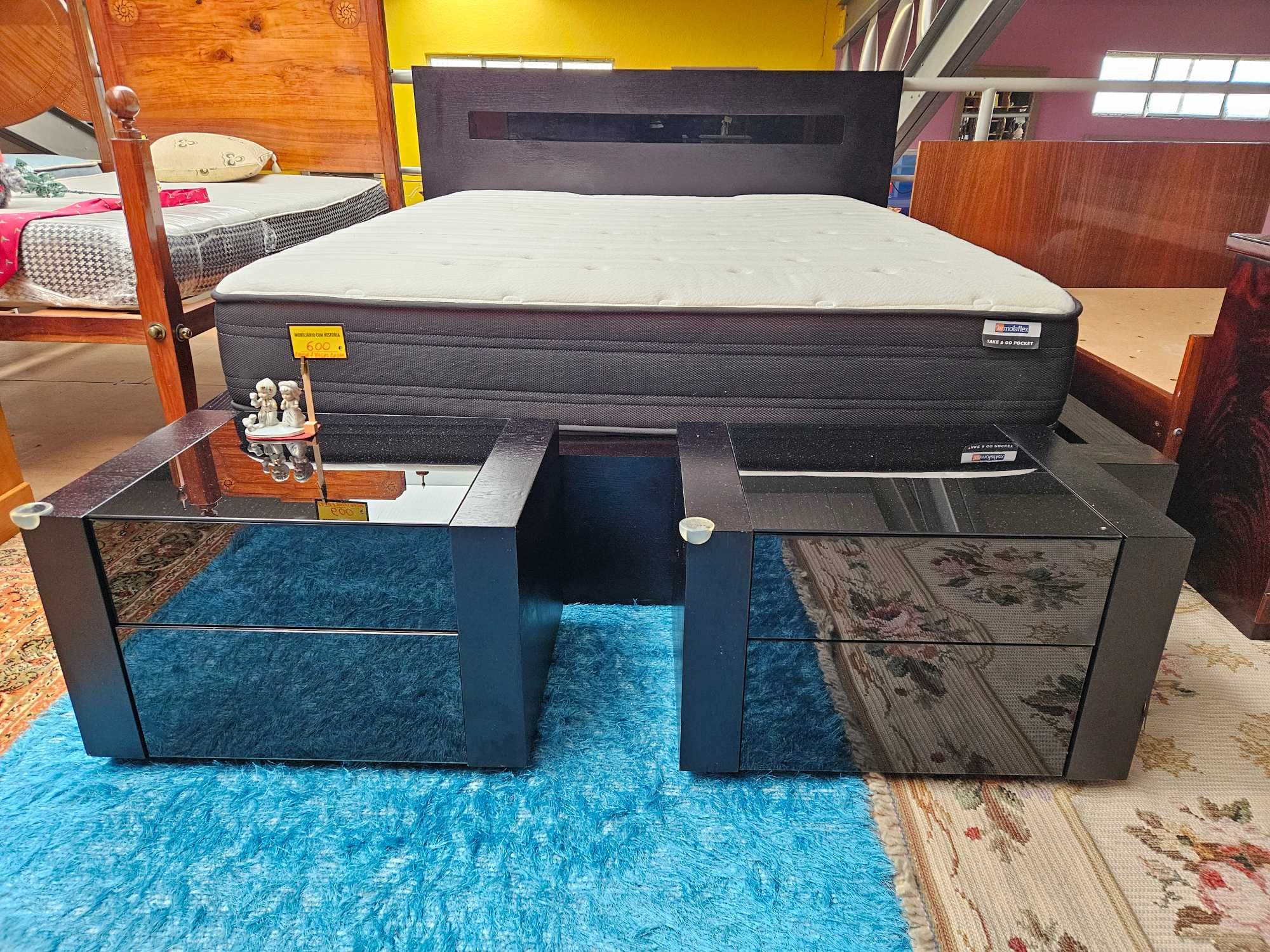 Excelente conjunto de cama com arrumação, duas mesas de cabece