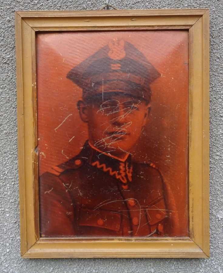 Zdjęcie polskiego żołnierza w mundurze w drewnianej ramie lata 20-te